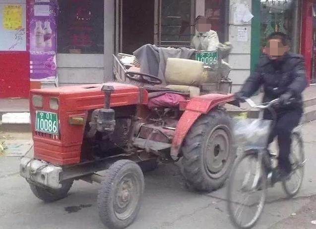 宝马撞上农用车，交警看到农用车车牌，顿时五味俱全